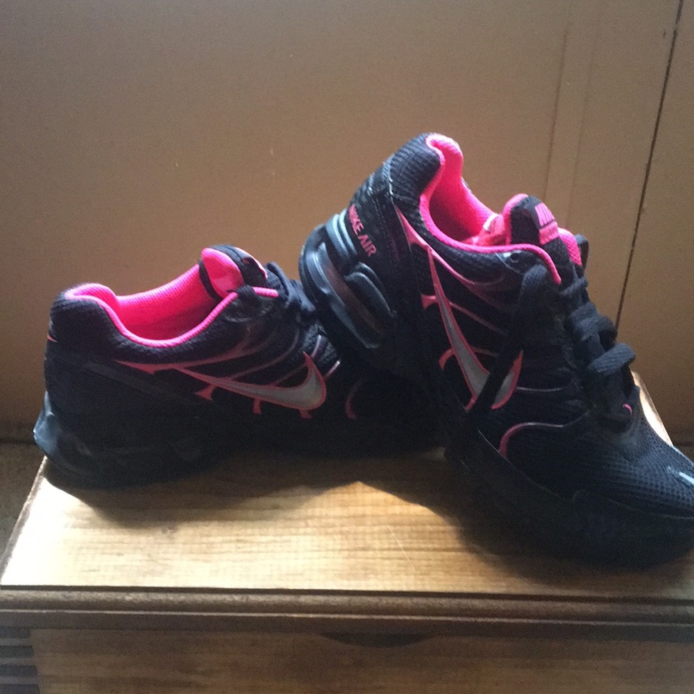new black and hot pink women’s nikes air size 6.5
